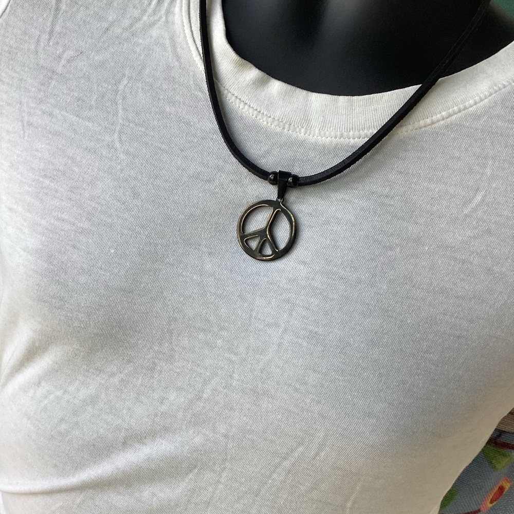 Men’s Leather Peace Sign Necklace ☮️ - Picture 3 of 3